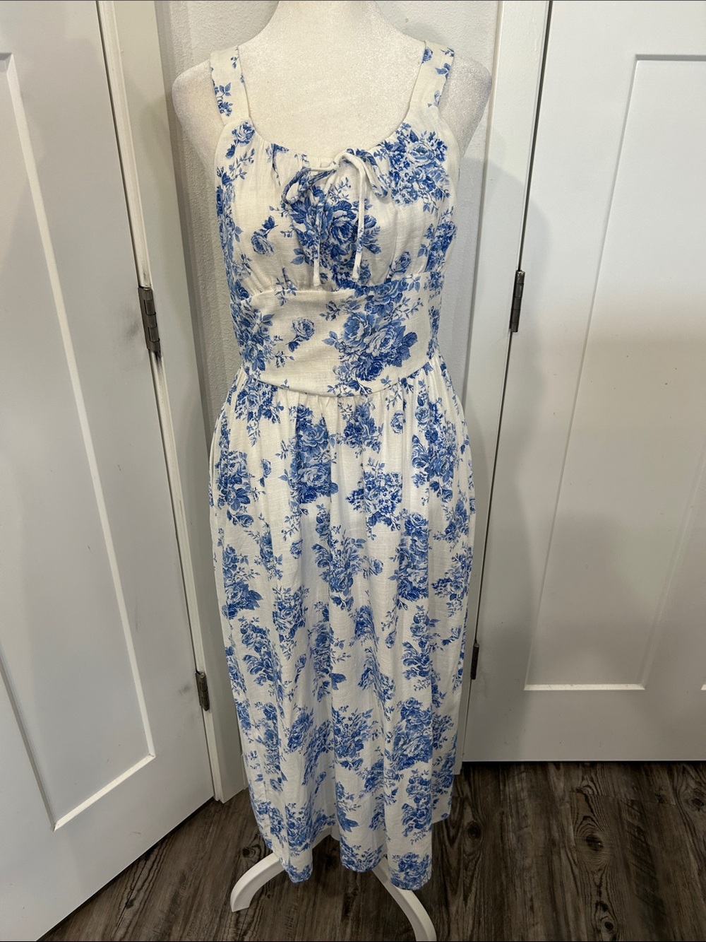Monteau Los Angeles Sleeveless Blue Floral Midi Dress – Classic Summer Style